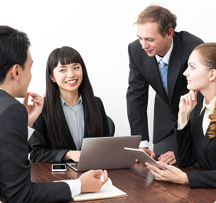資料を見ながら打ち合わせをする男性と女性
